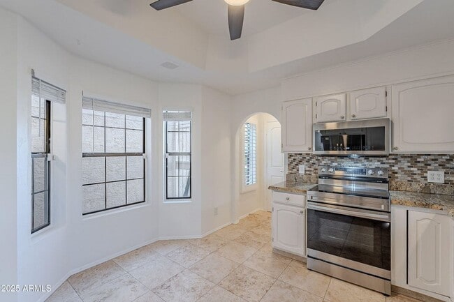 Building Photo - 3-bedroom townhome in great central Phoeni...