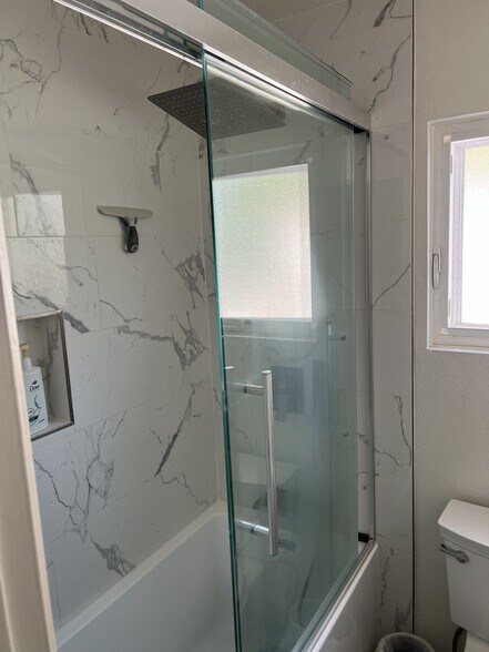 Building Photo - 355 N Maple St