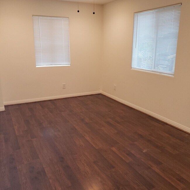 Building Photo - ral611