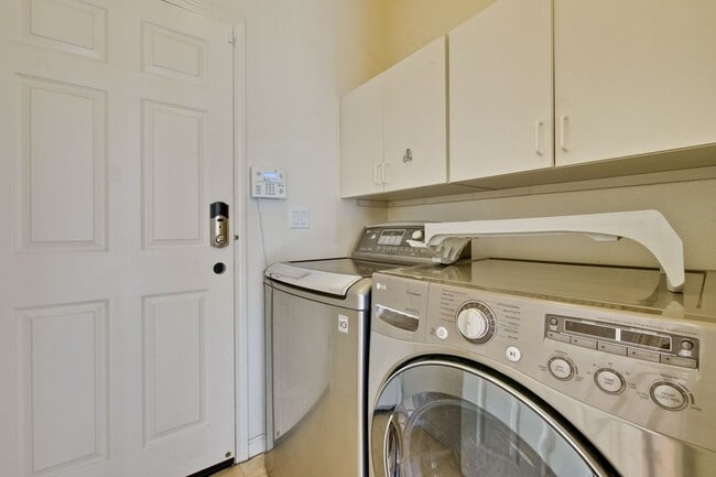 Building Photo - Spacious 4-Bedroom Home on Private Cul-De-Sac | No HOA | Custom Closets, New Floors & Lush Backya...