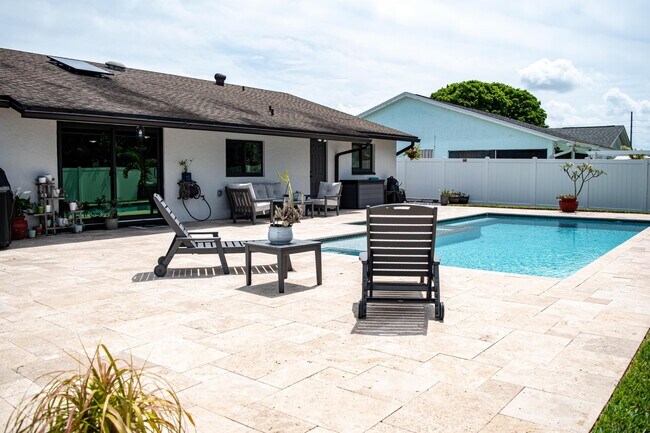 Building Photo - 5432 Sandhurst Cir S