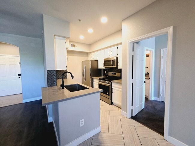 Building Photo - GUARD GATED CONDO W/ GARAGE