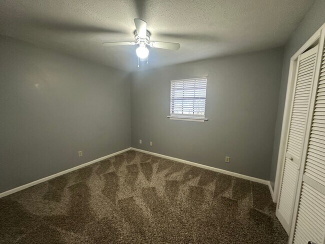 Building Photo - EASTSIDE PET FRIENDLY duplex in Brewster Estates avail now!