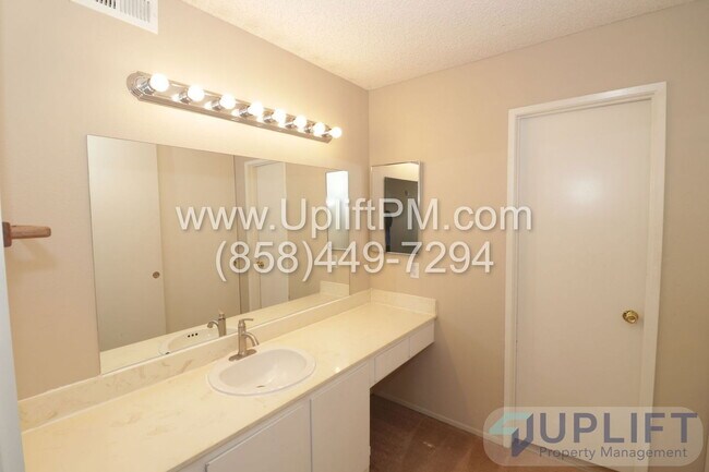 Building Photo - 1908 Via Las Palmas