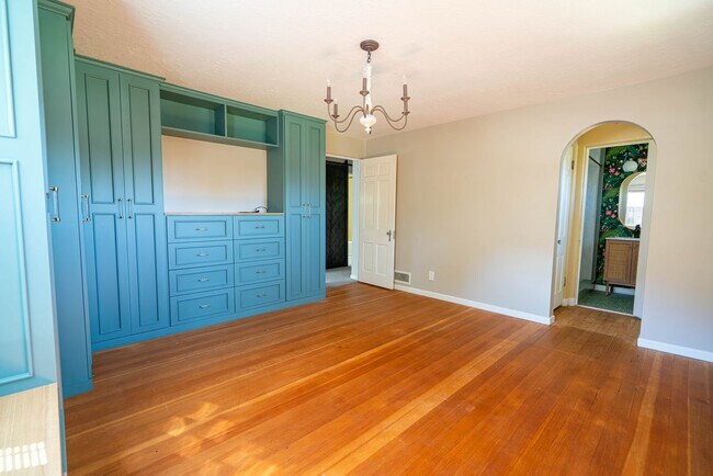 Building Photo - Charming 4 Bed, 2/5 Bath East Bench House
