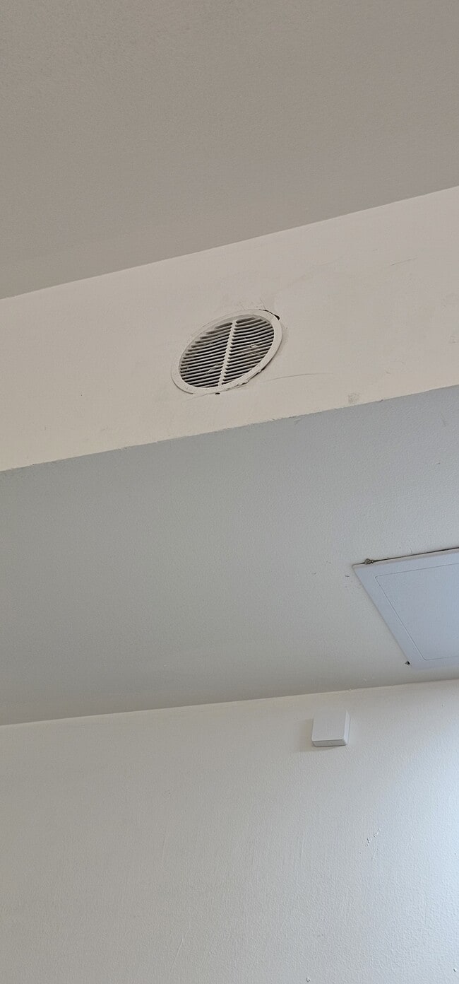 Building Photo - 70 Weirfield St