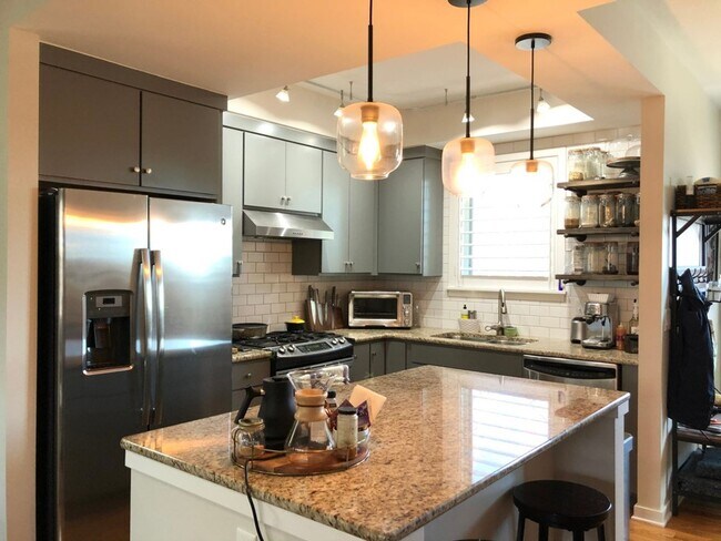 Building Photo - Stunning 3 bed, 3 bath in Holiday Neighborhood! Available July 5th!