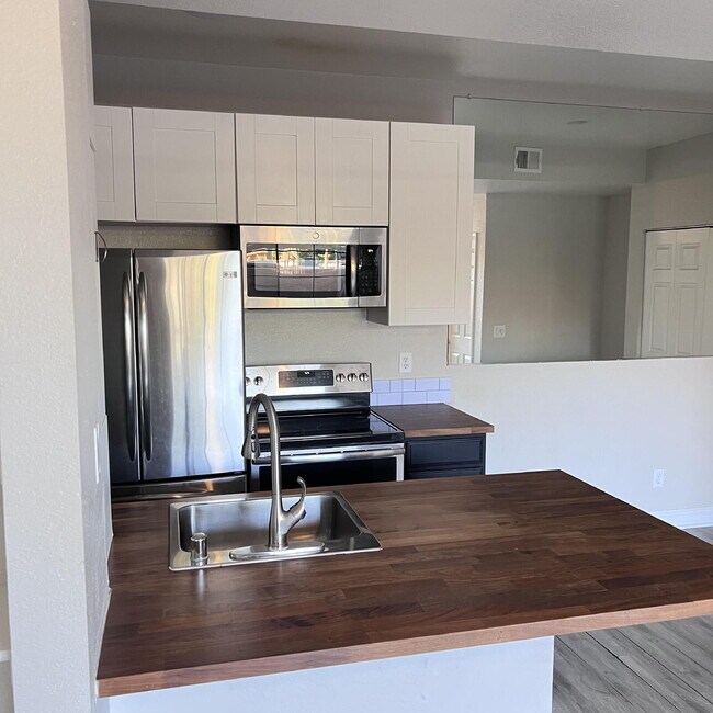 Building Photo - 2 Bed, 2 Bath condo, ground floor unit