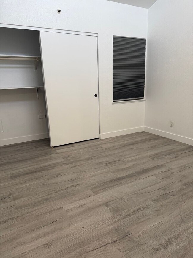 Building Photo - Beautifully remodeled 2-Bedroom, 1-Bath, 2-car tandem Condominium