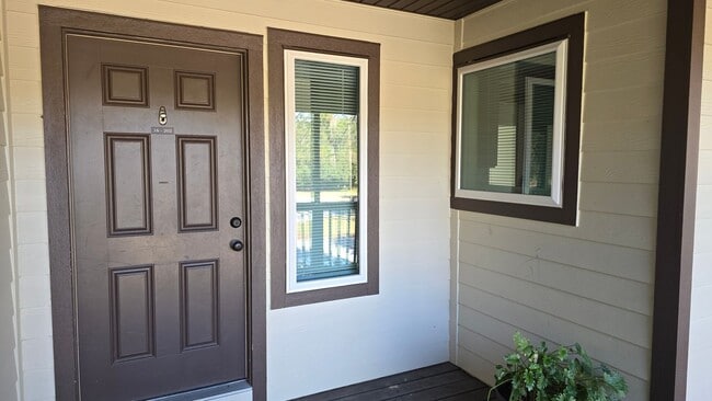 Building Photo - 3 bedroom 2 bath 2nd floor condo