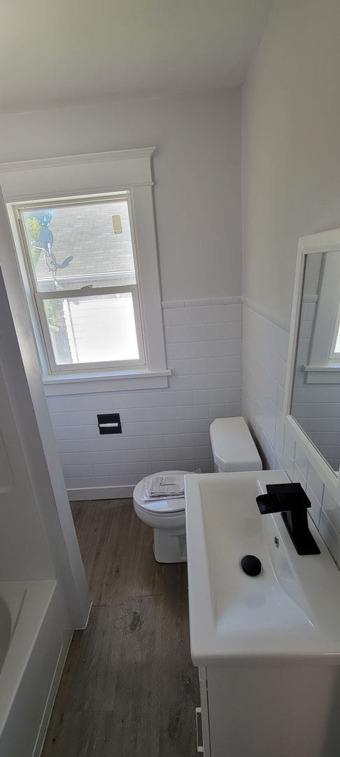 Building Photo - AVAILABLE JUNE 1ST - 2 Bed/ 1 Bath w/ Great Yard!