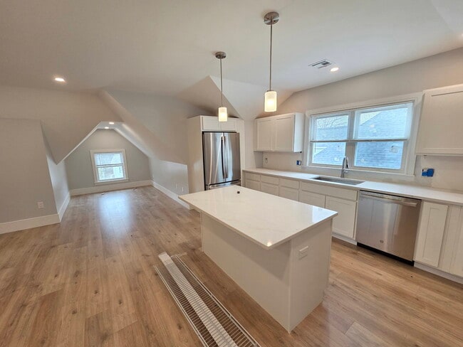 Building Photo - 28 Brooks St