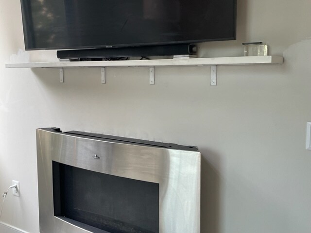 Gas FIreplace + TV - 2000 Clarendon Blvd