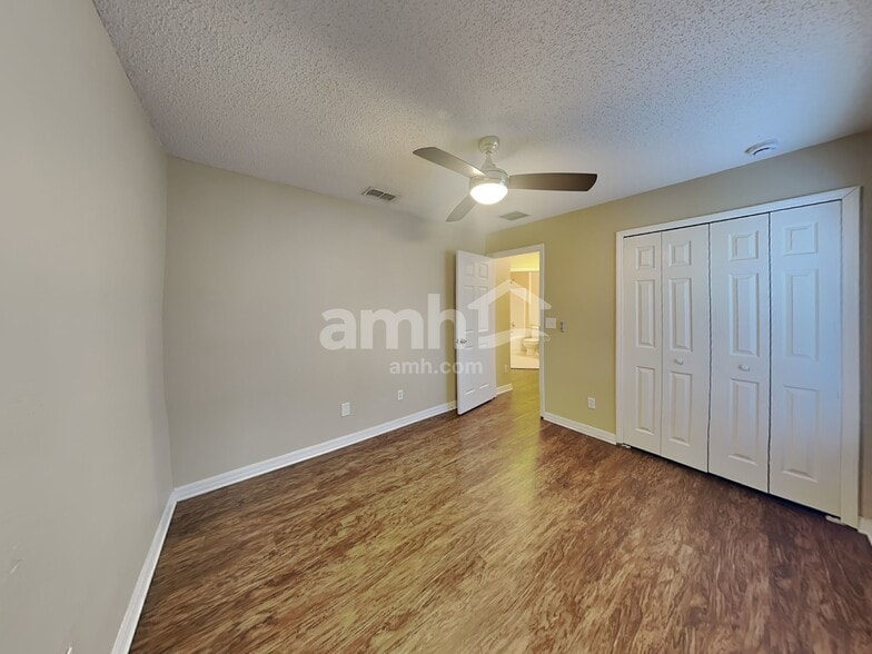 Building Photo - 1072 Bluegrass Dr