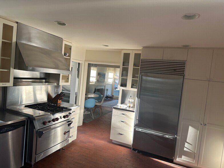 Building Photo - 723 Arenas St