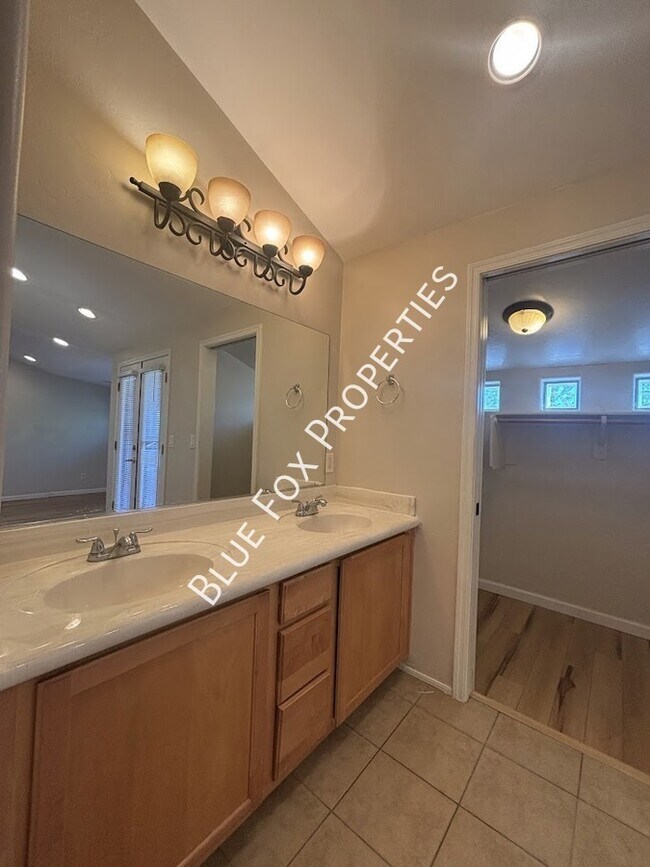 Building Photo - 322 N Hasman Dr