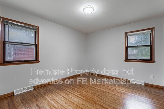 Building Photo - 252 Bonaire St