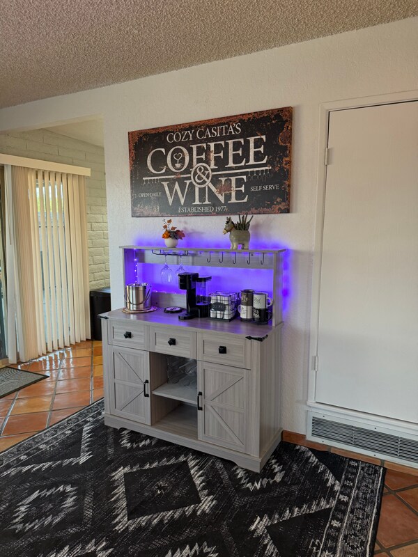 Building Photo - 1711 E Camino Carreta