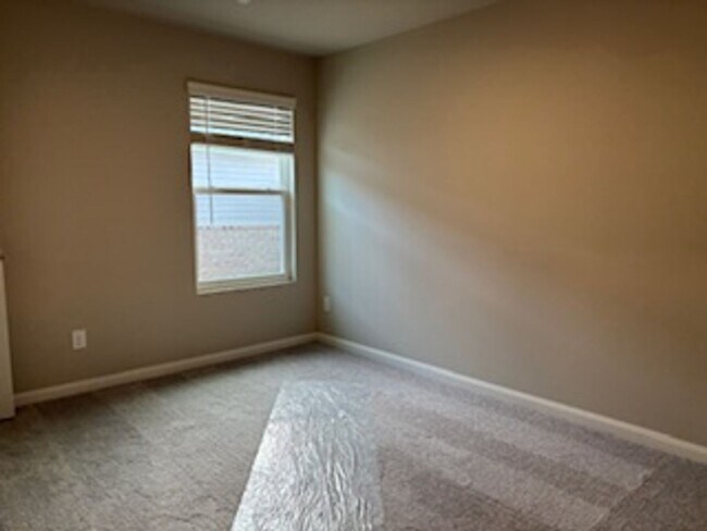 Building Photo - New Home! 1st month free!