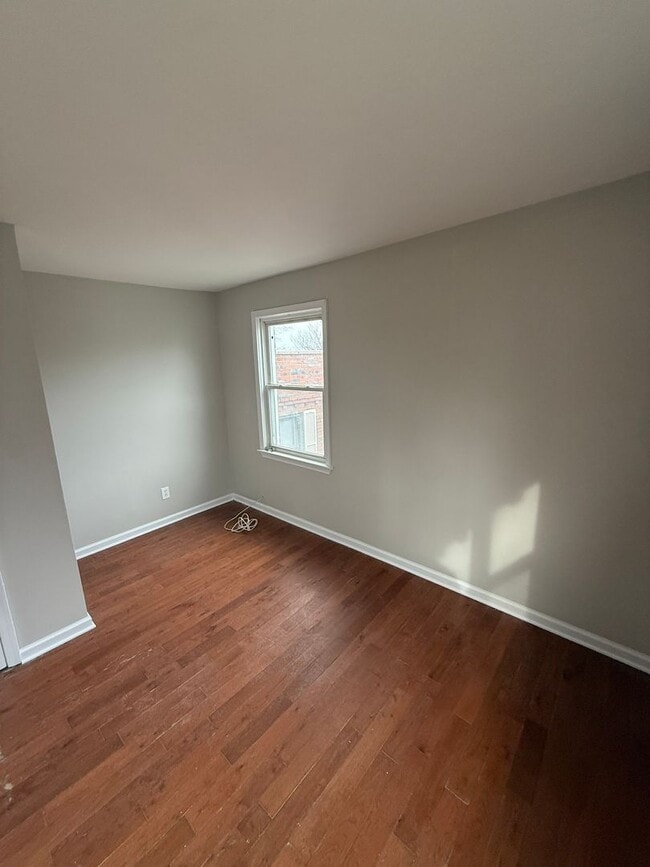 Building Photo - Beautiful 3 Bedroom 2 bath Townhome Conveniently Located and updated