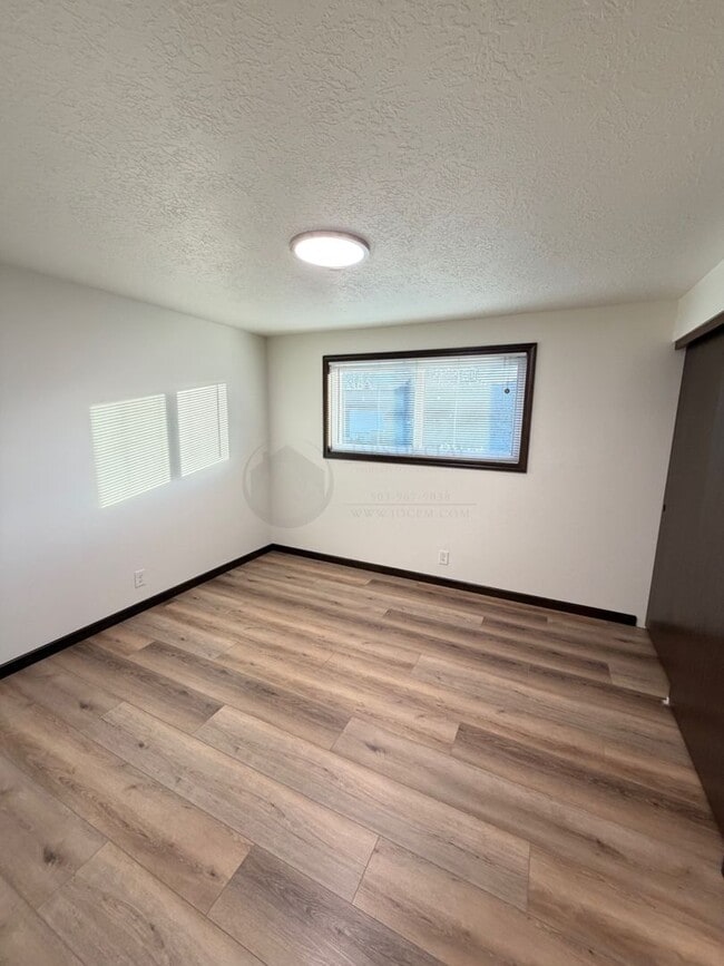 Building Photo - FRESHLY UPDATED! 3BD Salem Home with New Flooring, Central AC, 2-Car Garage & Landscaping Included!