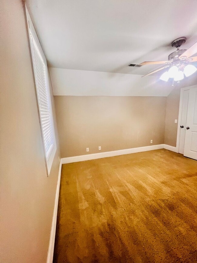 Building Photo - Tucked Away 3 Bedroom Gem on Private Road ...