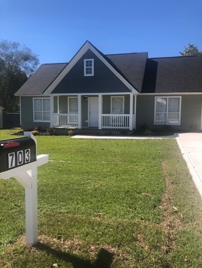 Primary Photo - Newly Renovated Home Winslow Subdivision