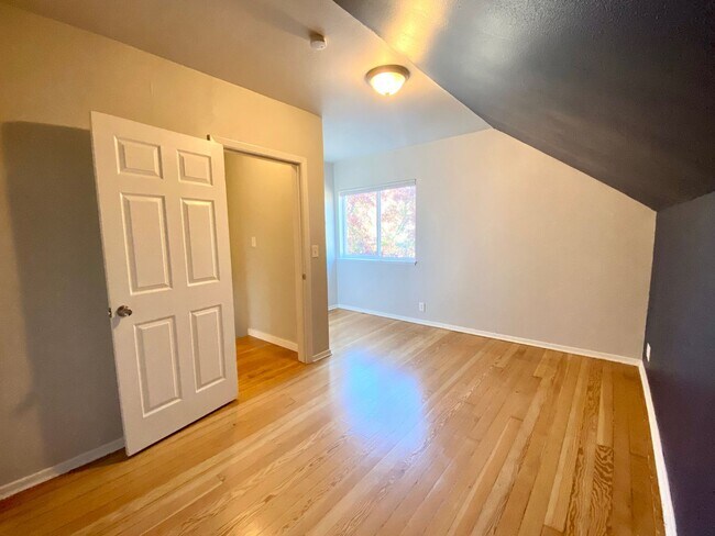 Building Photo - 3 Bedroom 2 Bath - City Compound - A Must ...