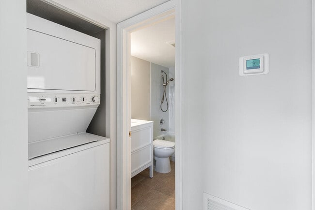 Building Photo - 1060 Lake Shore Dr