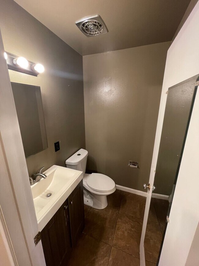 Building Photo - 3 Bedroom, 2 bath home in Chico, Just off the Esplanade, Excellent Location, Large Backyard