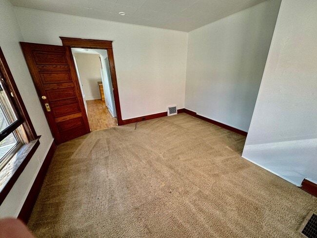 Building Photo - 4 Bedroom House Across from EMU! Available Fall 2026