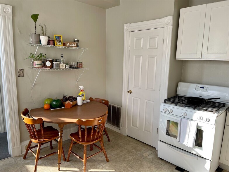 Building Photo - 2322 Stratford Ave