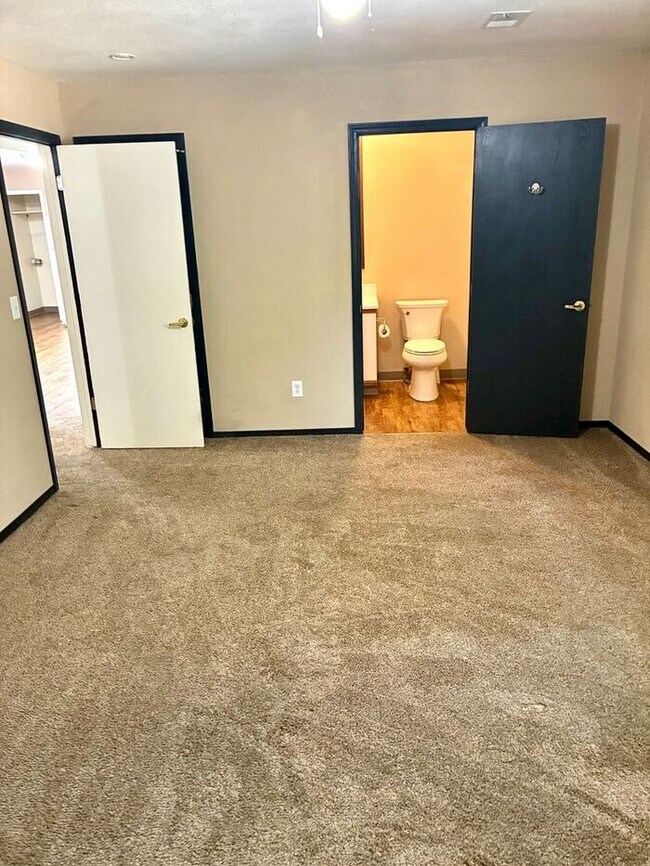Building Photo - Move-In Special: 2 Weeks Free! Spacious 3 Bed, 1.5 Bath Apartment in Longmont