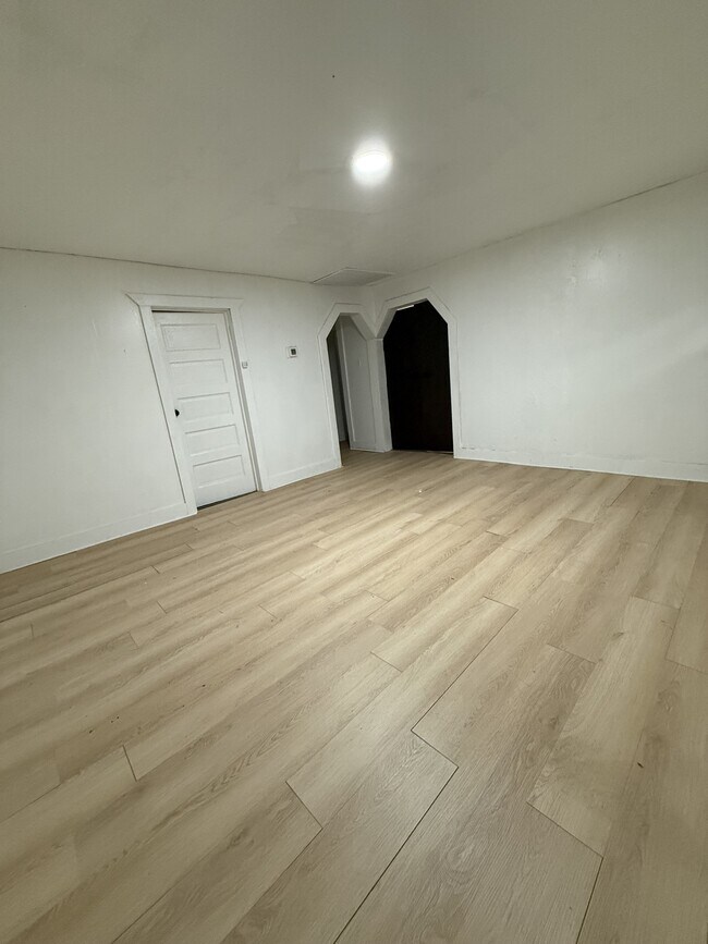 Building Photo - 445 Southport Rd