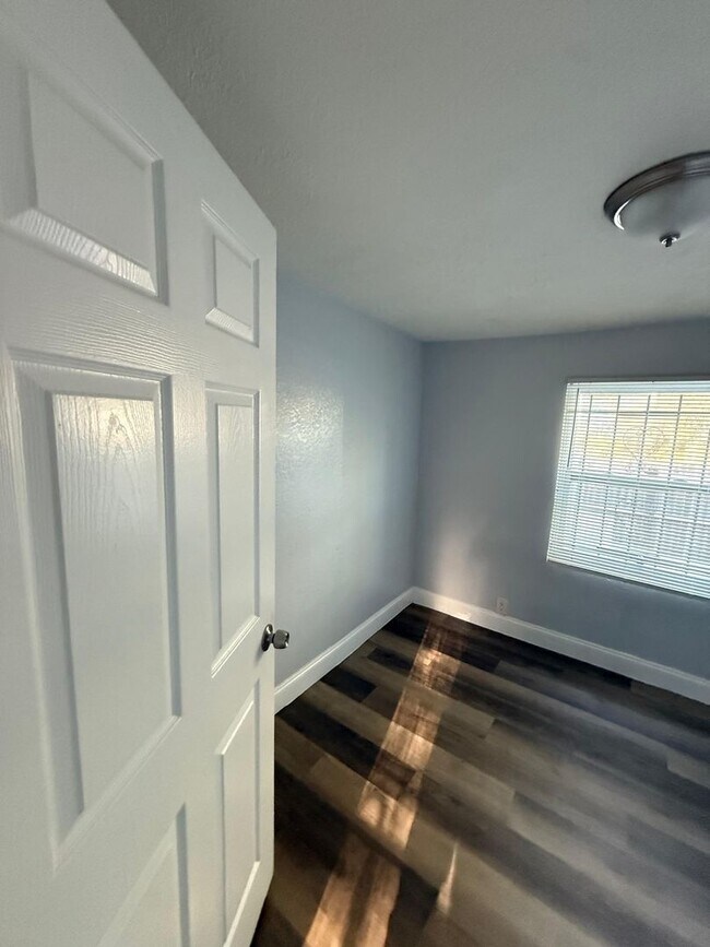 Building Photo - Fully Renovated 3/1 Single Family House Available for Immediate Rent!