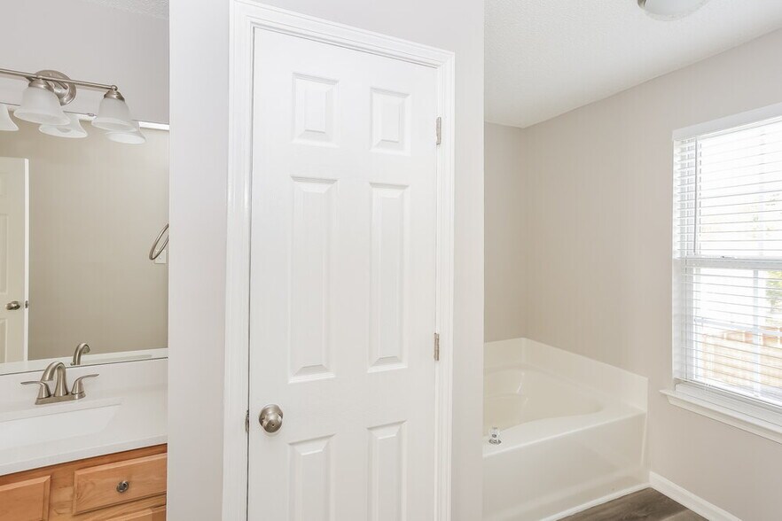 Building Photo - 9925 Aventide Ln