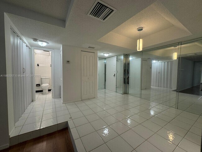 Building Photo - 3660 Inverrary Dr