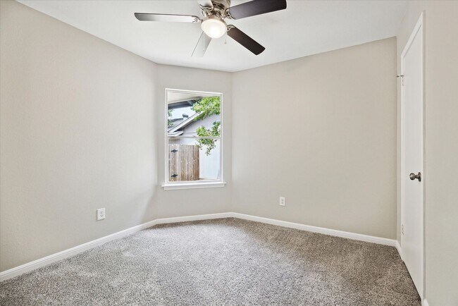 Building Photo - Beautiful 3/2 available now!