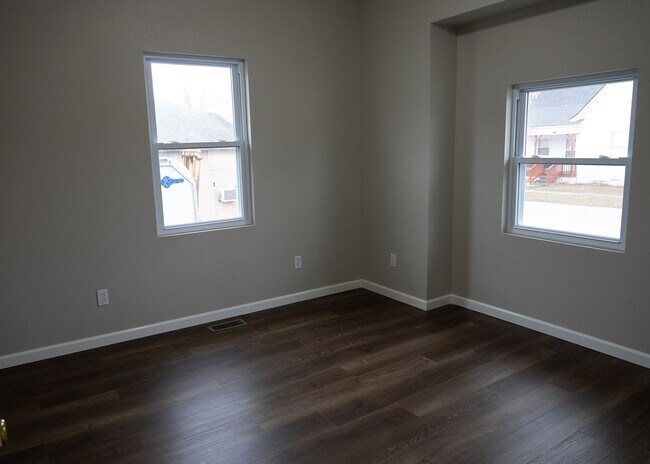 Building Photo - 115 E 6th St