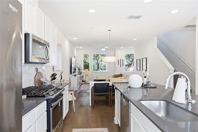 Building Photo - 814 N Bluff Dr