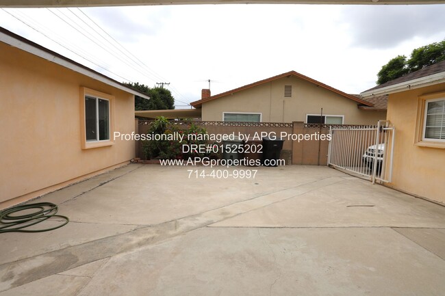 Building Photo - 2 Bedrooms + 2 Bathrooms ADU with Driveway...