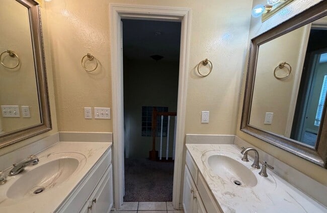 Building Photo - 2 Bed 1.5 Bath Bethany Schools