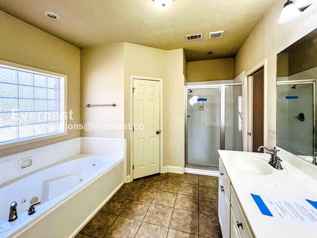 Building Photo - 3 Bed, 2 Bath Home with Garage / Pet-Friendly / Available Now!