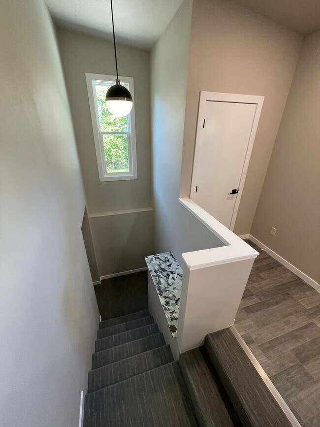 Building Photo - Newly Remodeled 2 Bed 1.5 Bath Home will Large Oversized 2-Stall Garage!