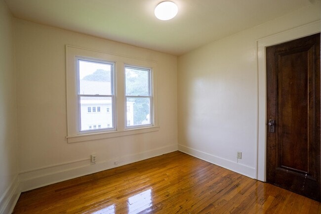 Building Photo - 3 Bed|1 Bath Apartment in Westcott Neighbo...