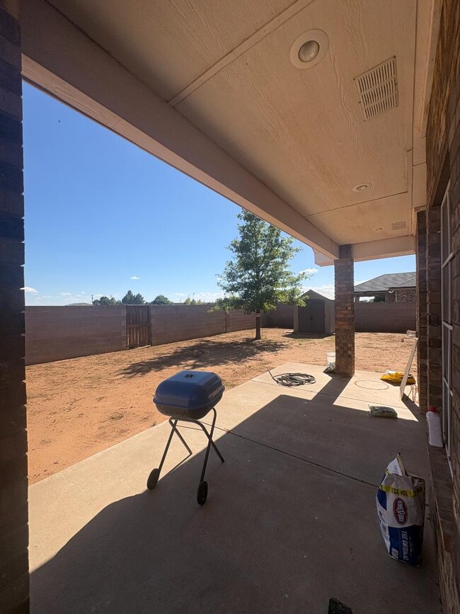 Building Photo - 725 Almond Tree Ln