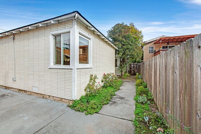 Building Photo - Newly Updated 2/2