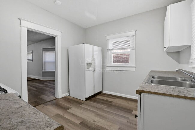 Building Photo - 727 Sutcliffe Ave