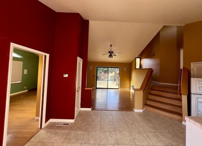Building Photo - 121 Scenic Dr