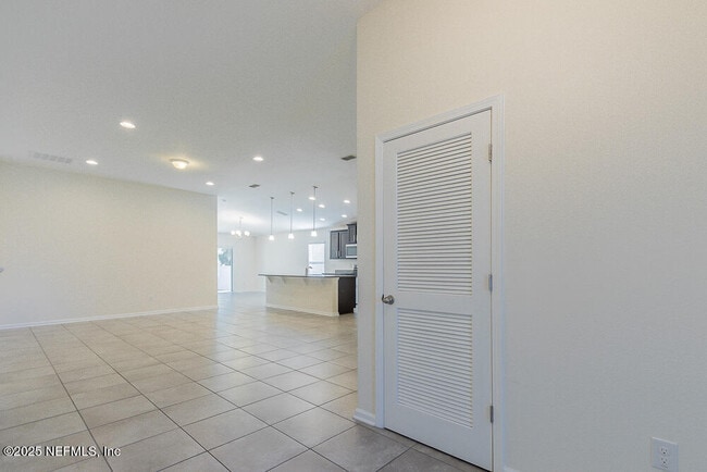 Building Photo - 95241 Tanglewood Dr